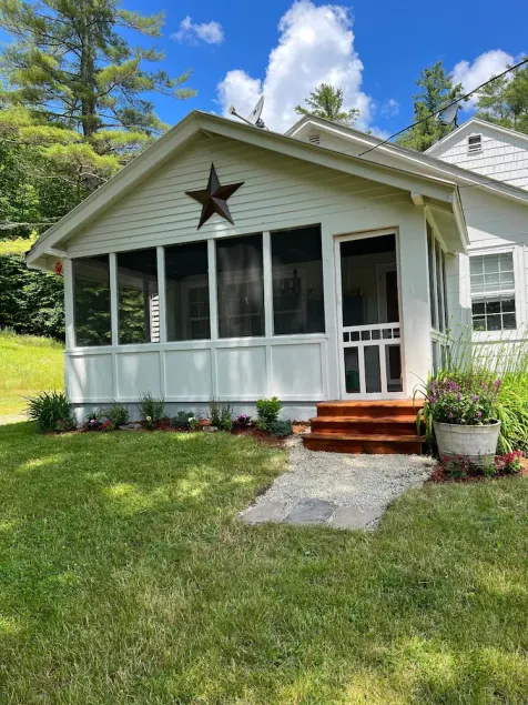 Cozy 3 bedroom house on 16 quiet acres, Mtn views, Close to Manchester - Image 1