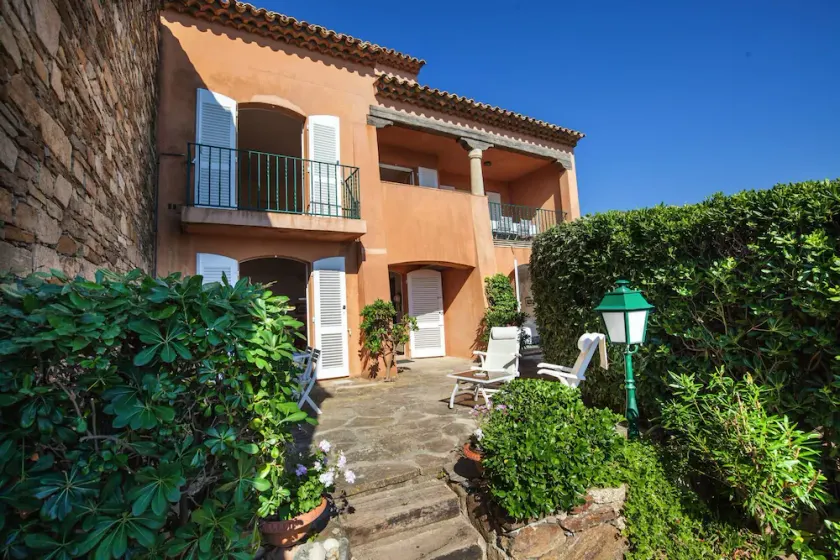 Tranquil, beautiful ground floor apartment with terrace and sea view - Image 1