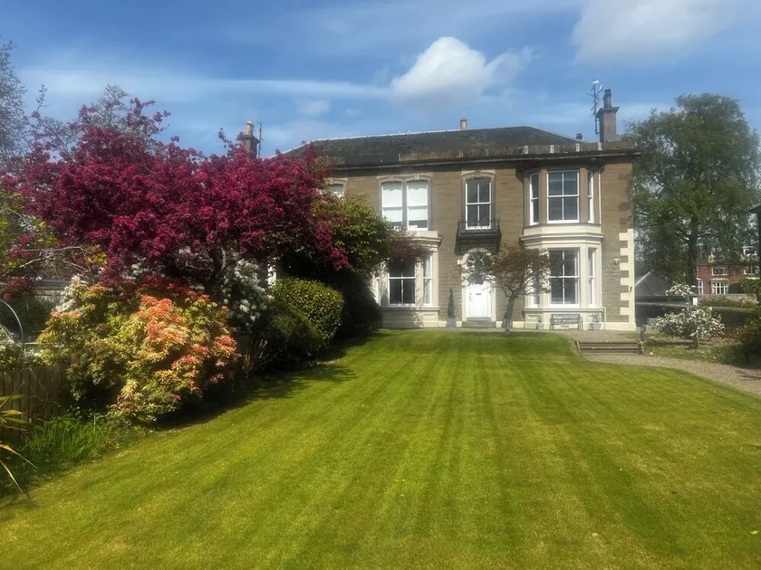 A luxurious Victorian mansion garden apartment - Image 1