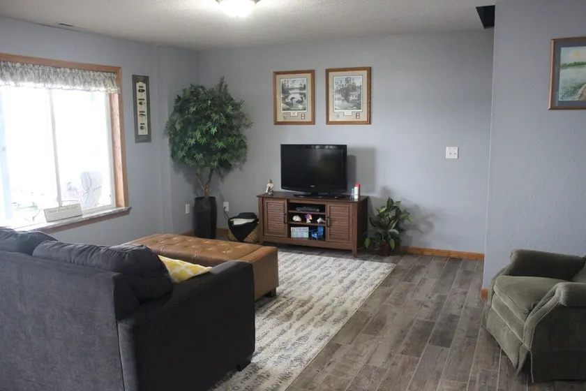 Unité au bord du lac, 6 couchages, idéal pour les familles, l'artisanat ou la pêche - niveau inférieur - Image 1