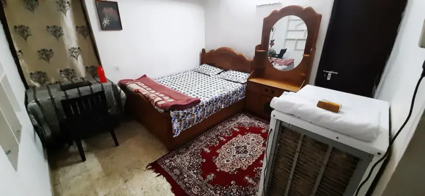 Private room with attached bathroom - Image 1