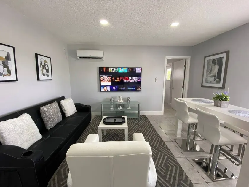 Welcome to this stylish and spacious luxury suite - Image 1