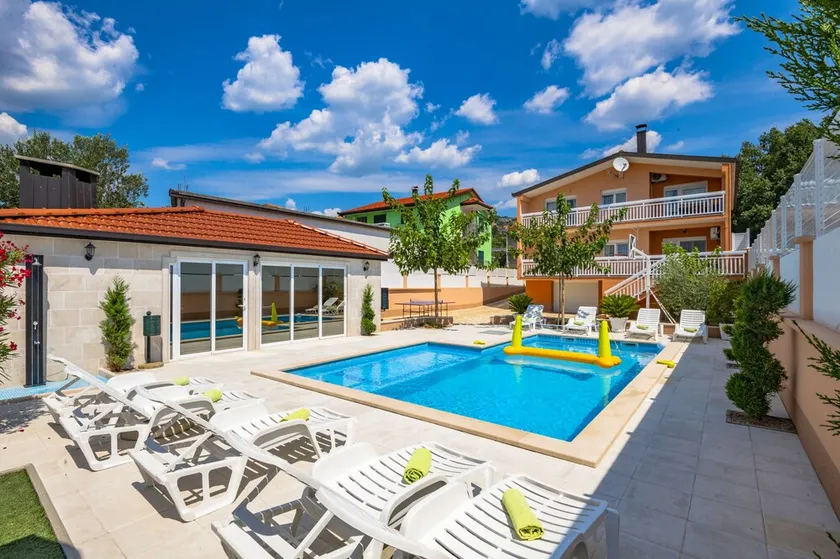 COZY HOUSE HEATED POOL, NEAR BEACH IN SPLIT COUNTY - Image 1