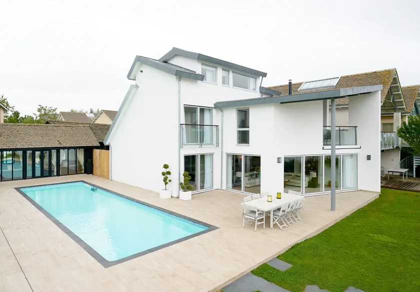 Unique lakeside property with private outdoor pool, hot tub & exclusive mooring. - Image 1
