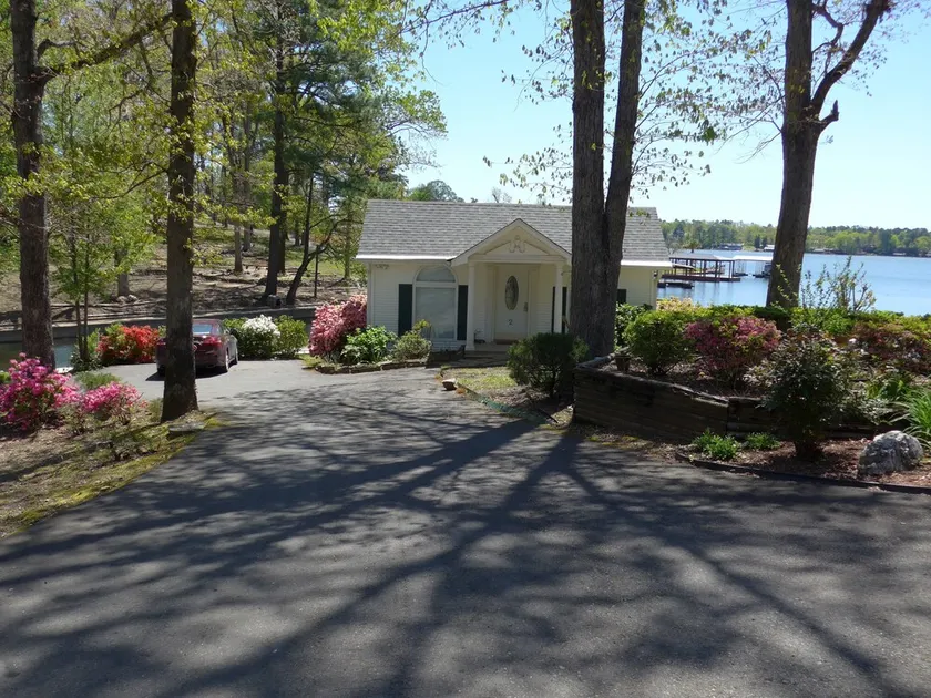 Belle Cottage Lake Hamilton avec terrasse étendant sur le lac - Image 1