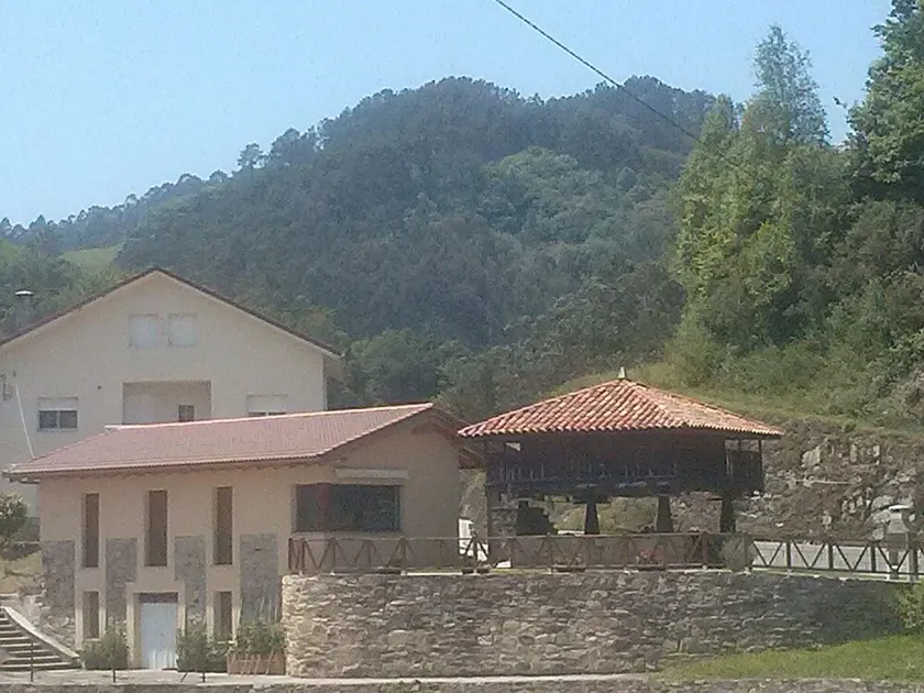 Vacker utsikt över den gröna naturen inifrån Asturiana - Image 1