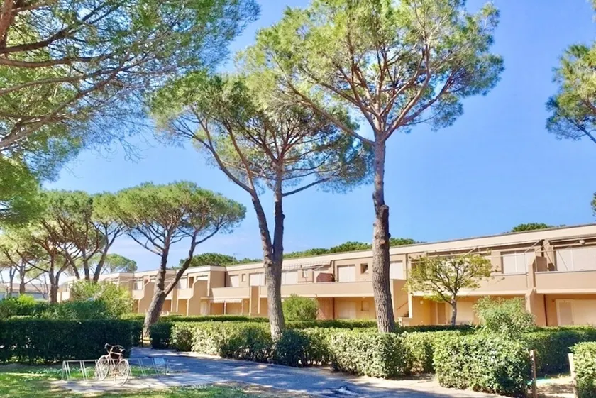 Two-room apartment for 4 people consisting of a living room with kitchenette, double or twin sofa bed, a double bedroom; bathroom with shower. <br>They can be on the ground floor or first floor. <br>Balcony or garden equipped with table and chairs. <br>C - Image 1