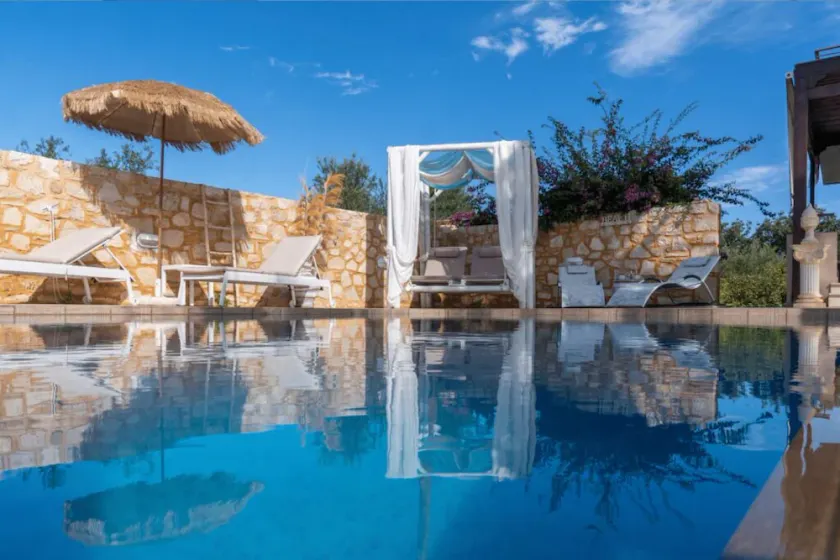 Luxurious Greek Villa with pool and facilities - Image 1
