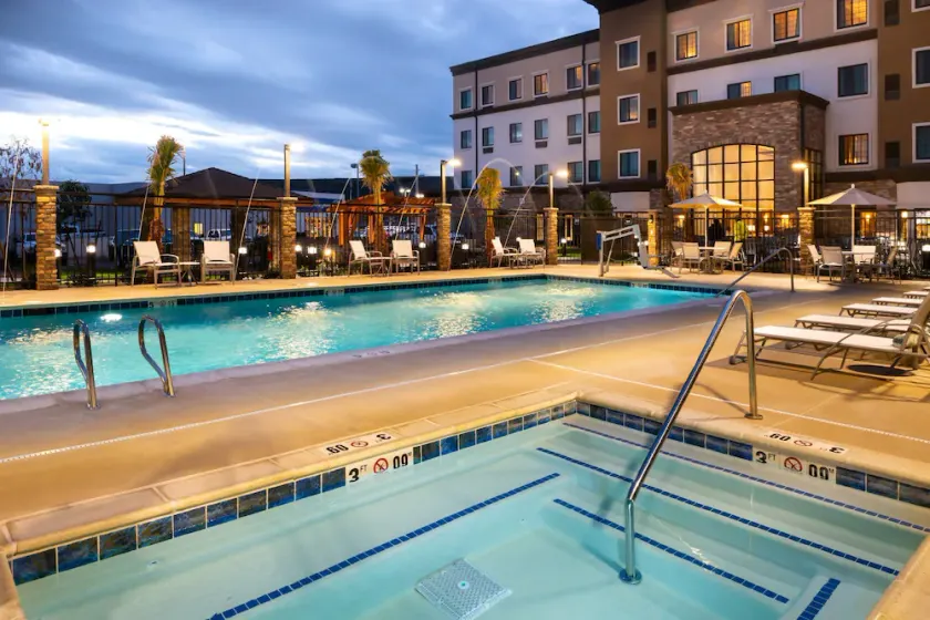 Relaxing Retreat! Shared Pool & Hot Tub + Free Breakfast - Image 1