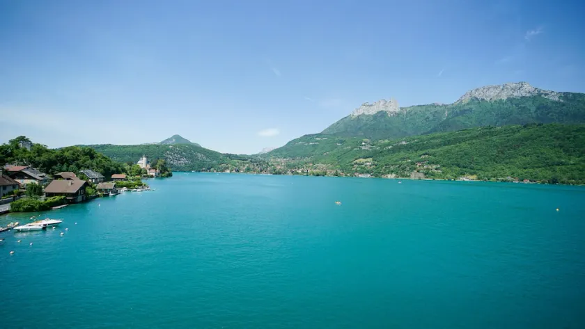 Spectacular! 2 bedrooms apartment at the Lake shores with parking - Image 1