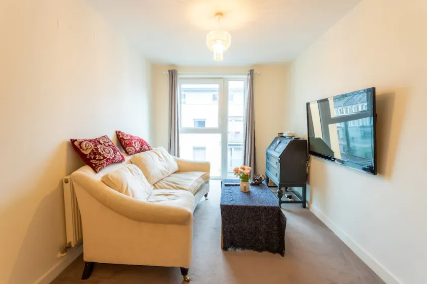 Amazing 2 Bedroom, 2 Bathroom Flat with balconies in Greenwich - Image 1