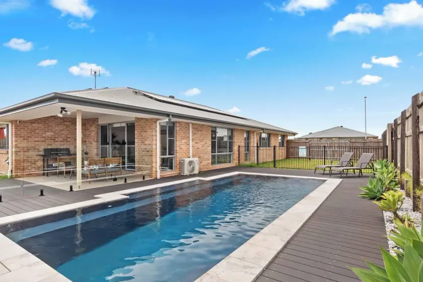 'The Pool House' Spacious Family Stay at Hervey Bay - Image 1