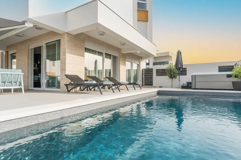 Luxury apartment Sun with private Pool and Jacuzzi - Image 1