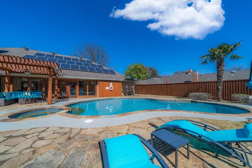 One Story House, King Beds, TV in all bedrooms, Desks, Grill and Pool.  - Image 1