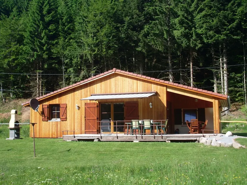 En-etagers hytte på kanten af søen på 1 hektar uklanderligt land med sauna - Image 1