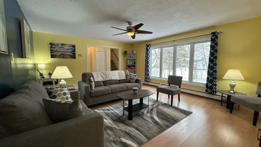 Bay View Retreat, quiet and private getaway, easy access to trails - Image 1