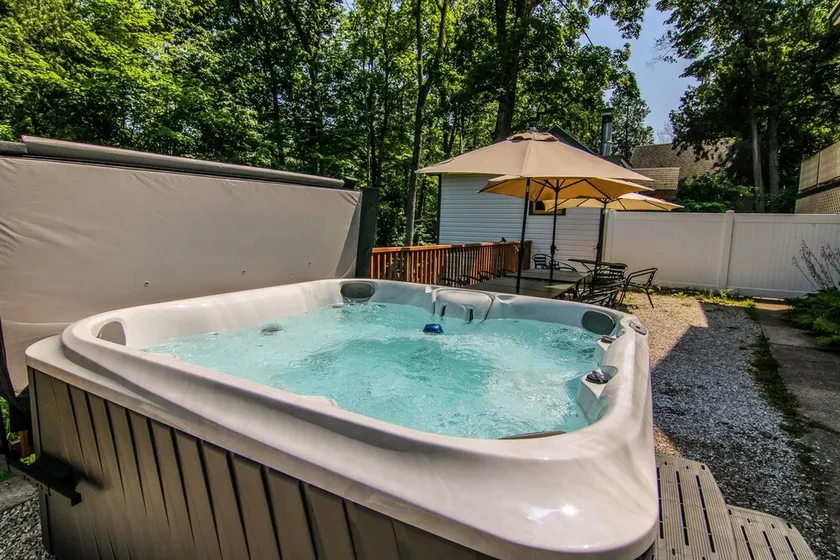 Groups! HotTub! Huge Yard! Bikes/Kayaks/Games! - Image 1