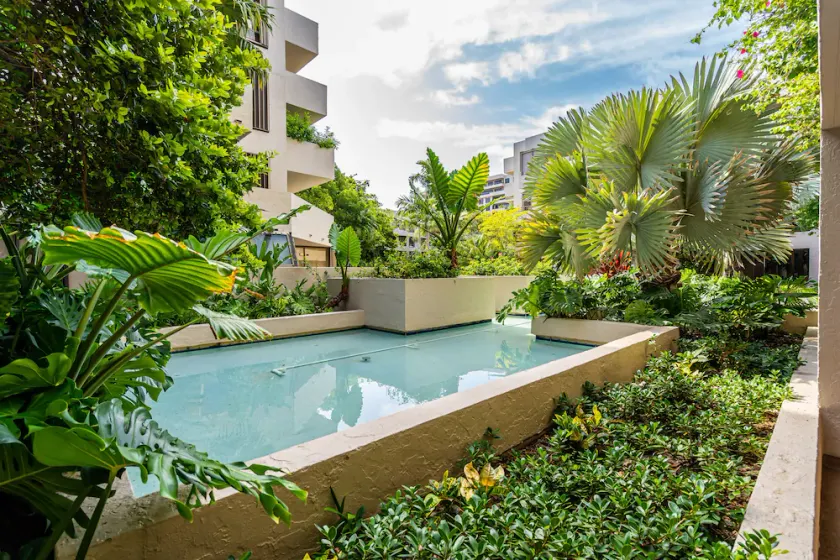 Beatiful apartment in Key Colony Condominium  - Image 1