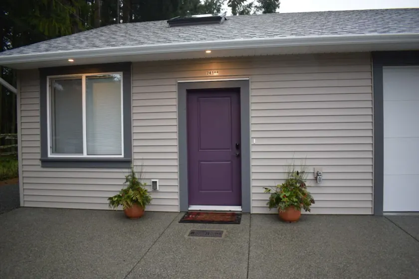 A complete self contained one bedroom apartment. - Image 1