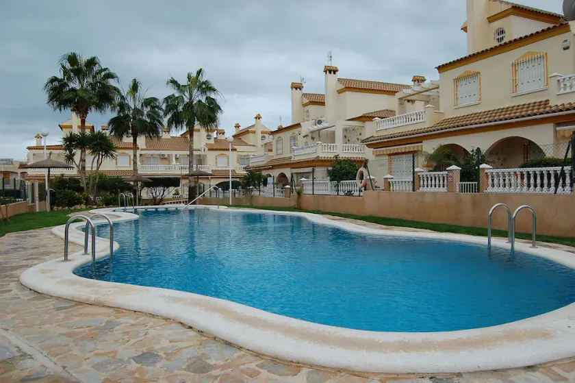 3 soveværelses rækkehus, privat have, 20 fødder fra den fælles pool, perfekt - Image 1