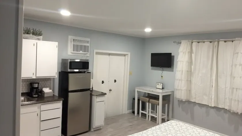 Private studio with designated entrance - Image 1