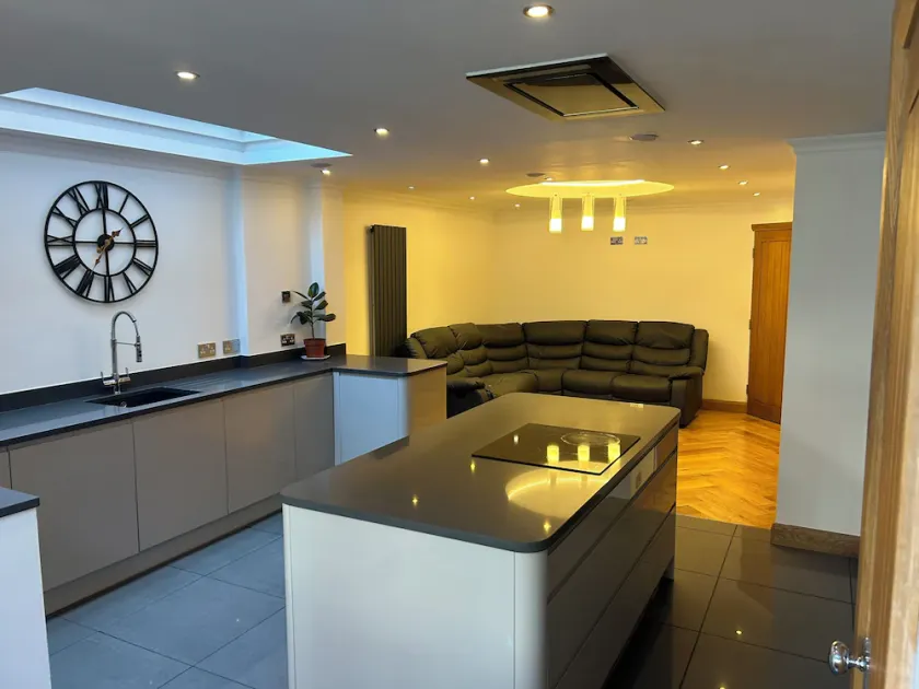 Entire Seaside Home 6 Private BedRooms Sleeps 10,4 Minute Walk To Station - Image 1