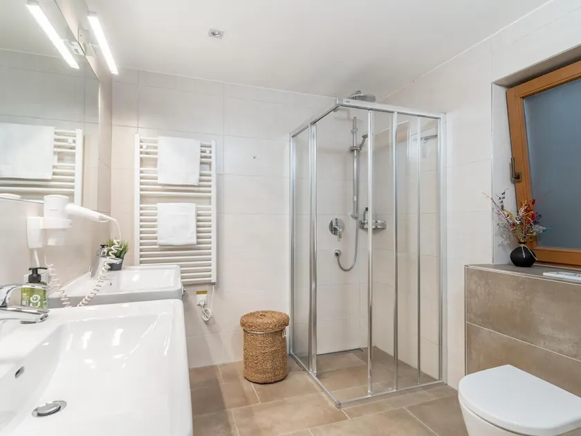 Luxury group accommodation near lift - Image 1