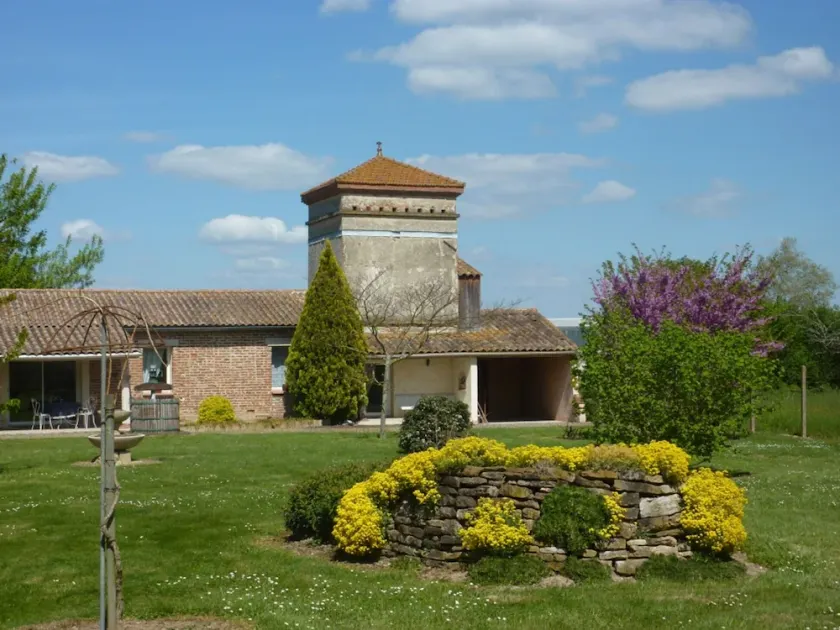 Gite sur terrain arboré clos - Image 1