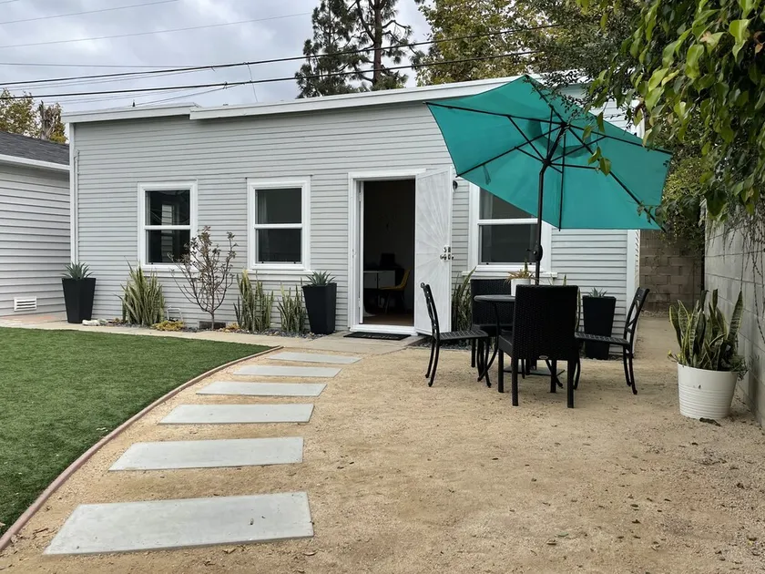 Remodeled Detached Guest House w/Washer, Dryer and Parking - Image 1