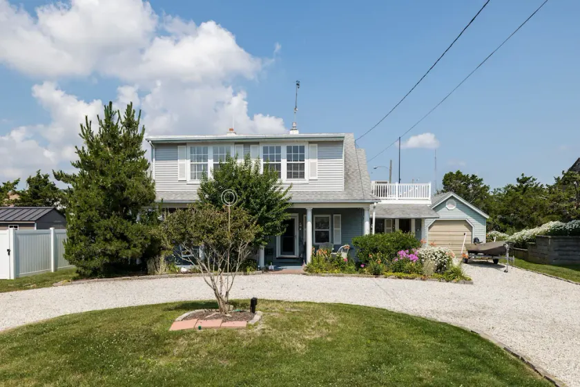 Cozy Shore House, Beach on one side, Bay on the other side - Image 1