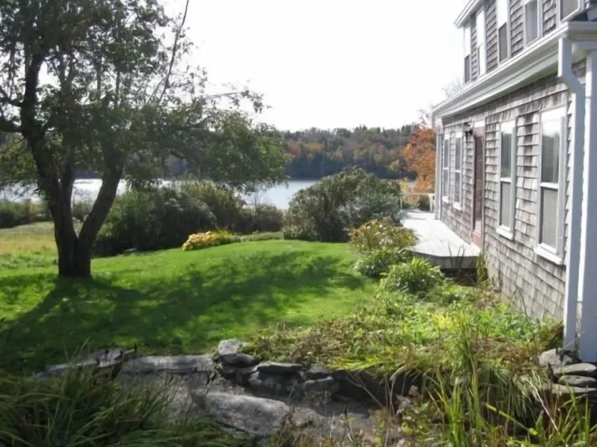 Charmig Antik Cape, Water View, Historiska Castine, Penobscot Bay. - Image 1