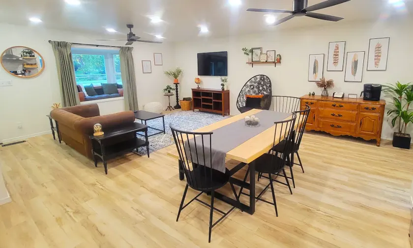 Beautiful, Cozy, and Spacious home- 3 mins from downtown - Image 1