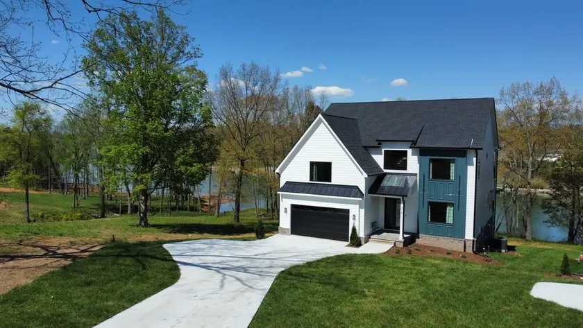 Lakeshore Modern!  Lake front with platform dock and 2 kayaks, firepit and views - Image 1