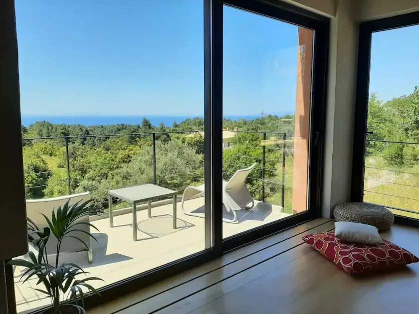 Une Villa Avec Confort et Vue, Juste à Côté de la mer et la Montagne - Image 1