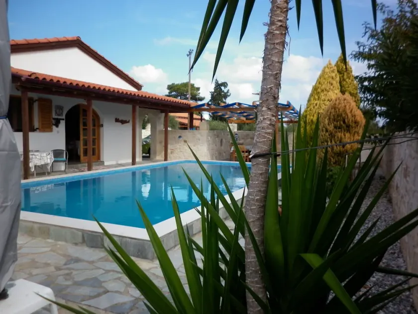 Spacious 3 becroom Villa with private pool, patio and roof terrace. - Image 1