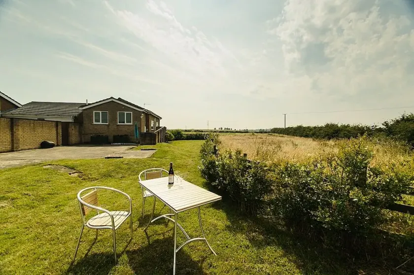 Bungalow i landskabet, kun 10 minutters kørsel fra stranden. Gratis wifi - Image 1