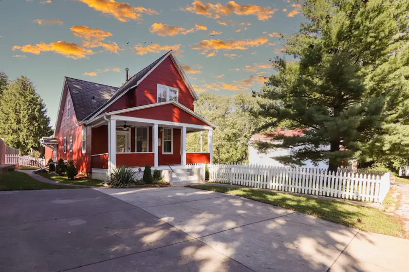 The 1801 House: A beautiful historic home in the Ste Genevieve Historic District - Image 1