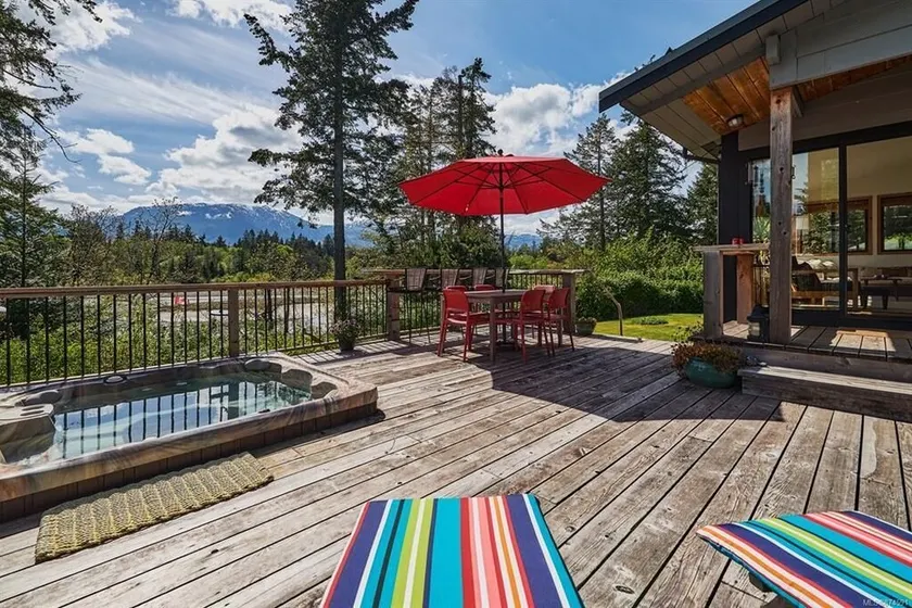 Sunny Shores Beach House w/ Mountain Views - Image 1