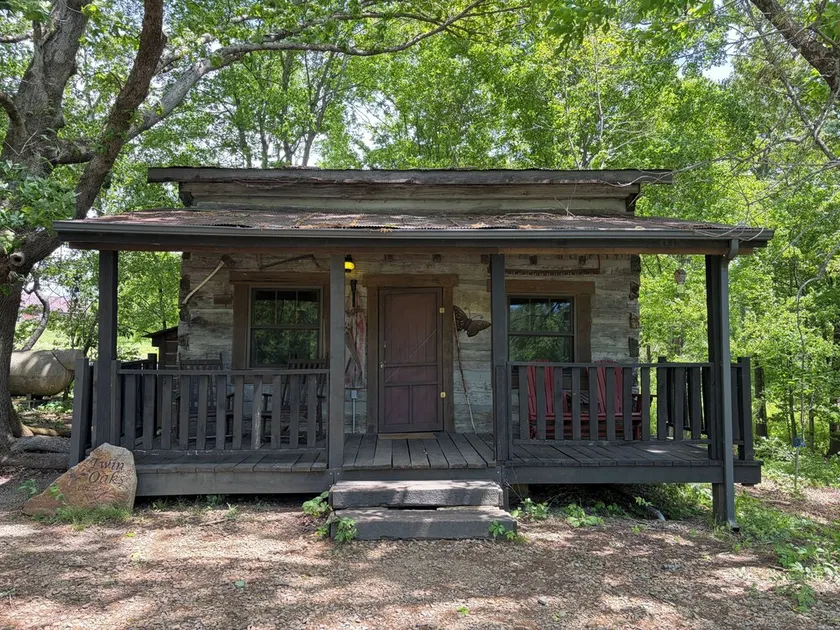 Twin Oaks Antique Cabin by Garden of the Gods in the Shawnee National Forest - Image 1