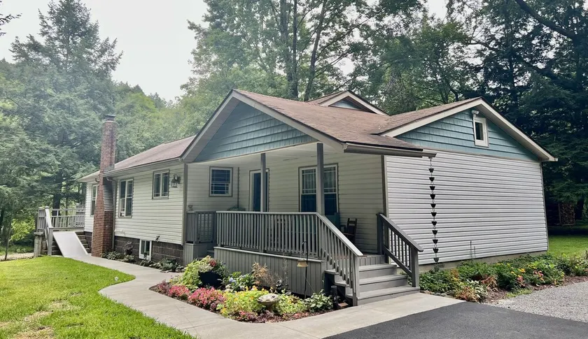 Sugar Creek Place is Your Cozy Private Creekside Getaway! - Image 1