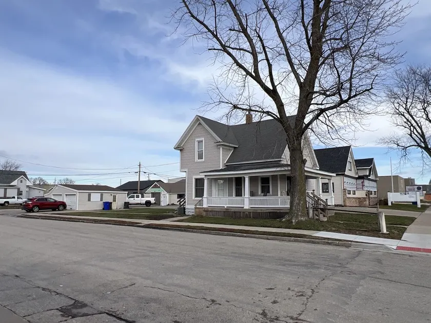 3 Bed, 1 Bath 2 Story Home on the NW side of CR - Image 1