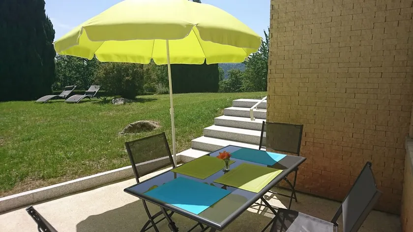 Spatieux f2,3 lejlighed, panoramaudsigt, på højderne af landsbyen - Image 1