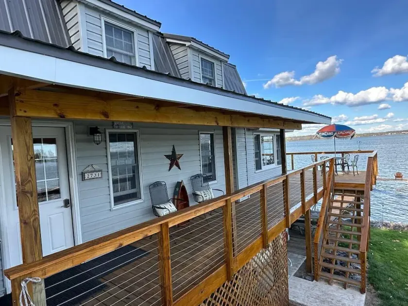 Finger Lakes Spectacular Cayuga Water Front Private & Super Clean! Best Location - Image 1