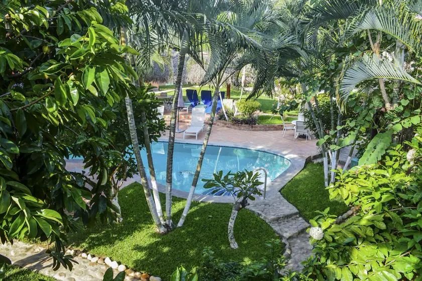 Fresh & bright suite, private kitchen, amazing garden view, walk to beach, yoga - Image 1