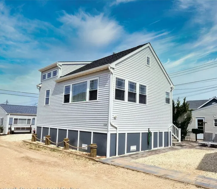 💎 Charming Bungalow with Loft - CLOSE TO THE BEACH! Sleeps 4-5 - Image 1
