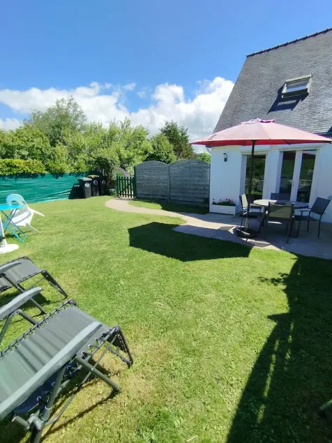 Small house 1 km from the beaches and shops, sleeps 4. Pets Welcome - Image 1