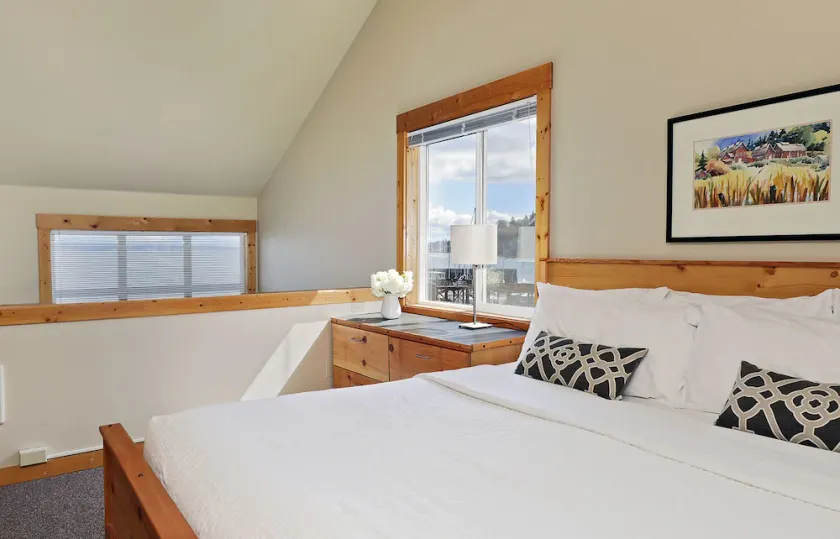 Waterfront 2 bedroom condo - private deck offering spectacular views - Image 1