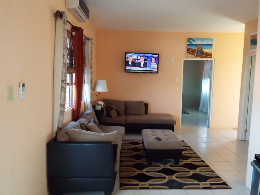 Free Parking. Wifi. Kitchen. Washer Dryer. Air Conditioning. Close to Airport. - Image 1