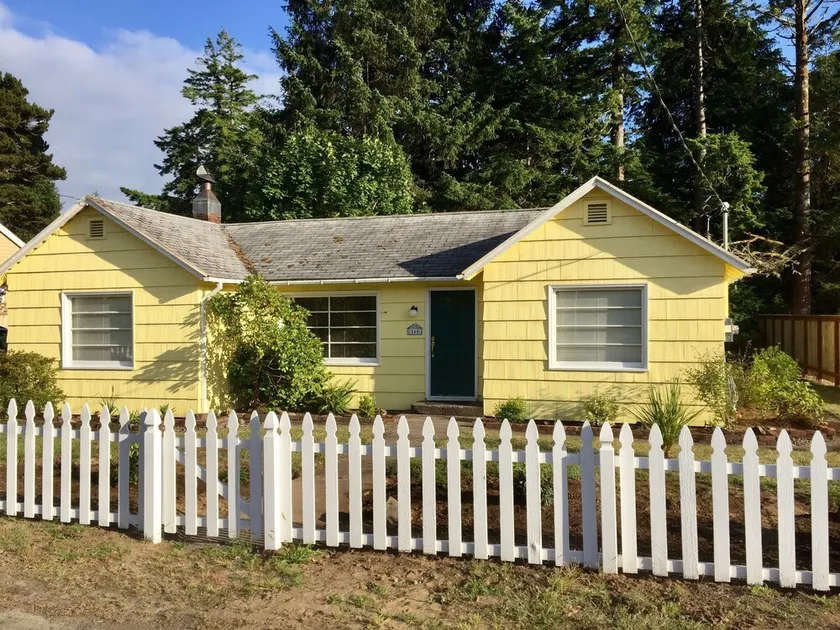 Manzanita Beach Charmer! - Image 1