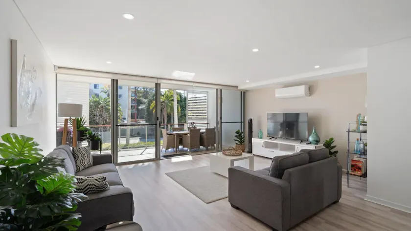 Riverside luxury apartment across two levels at Waterline. - Image 1